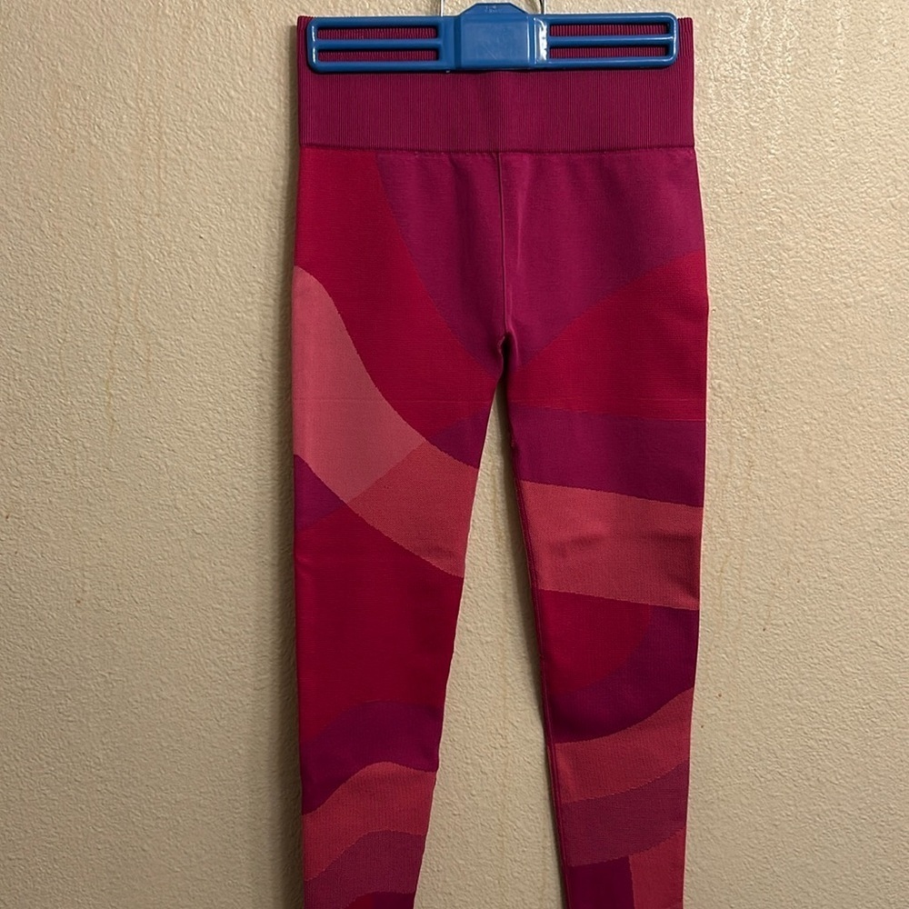 20. Fabletics Women Full Length Pink Leggings Size Small